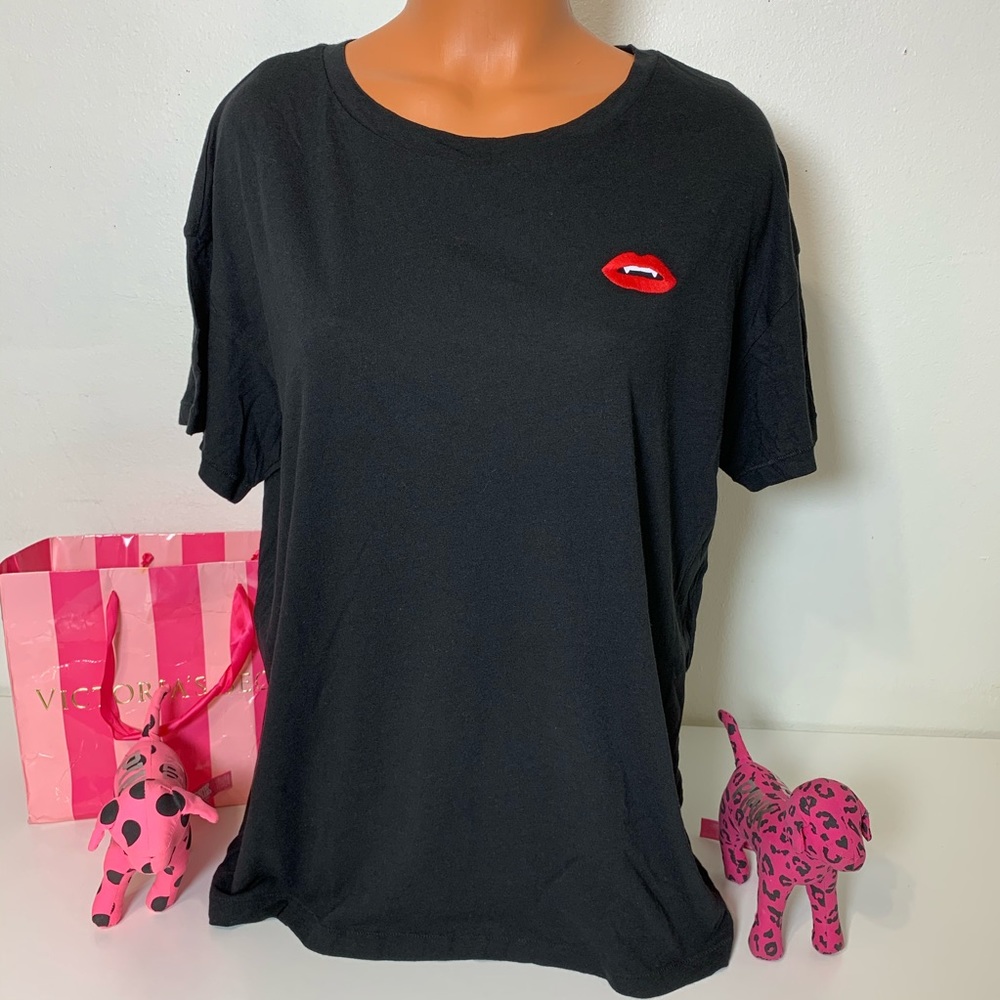🚫SOLD🚫PINK VS VAMPIRE LIPS SHORT SLEEVE SHIRT - Picture 2 of 4